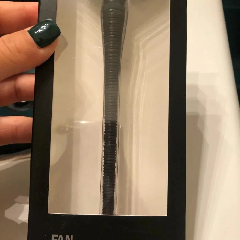 NIB JAPONESQUE FAN BRUSH